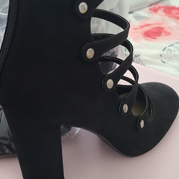 Pumps - Picture 2 of 3